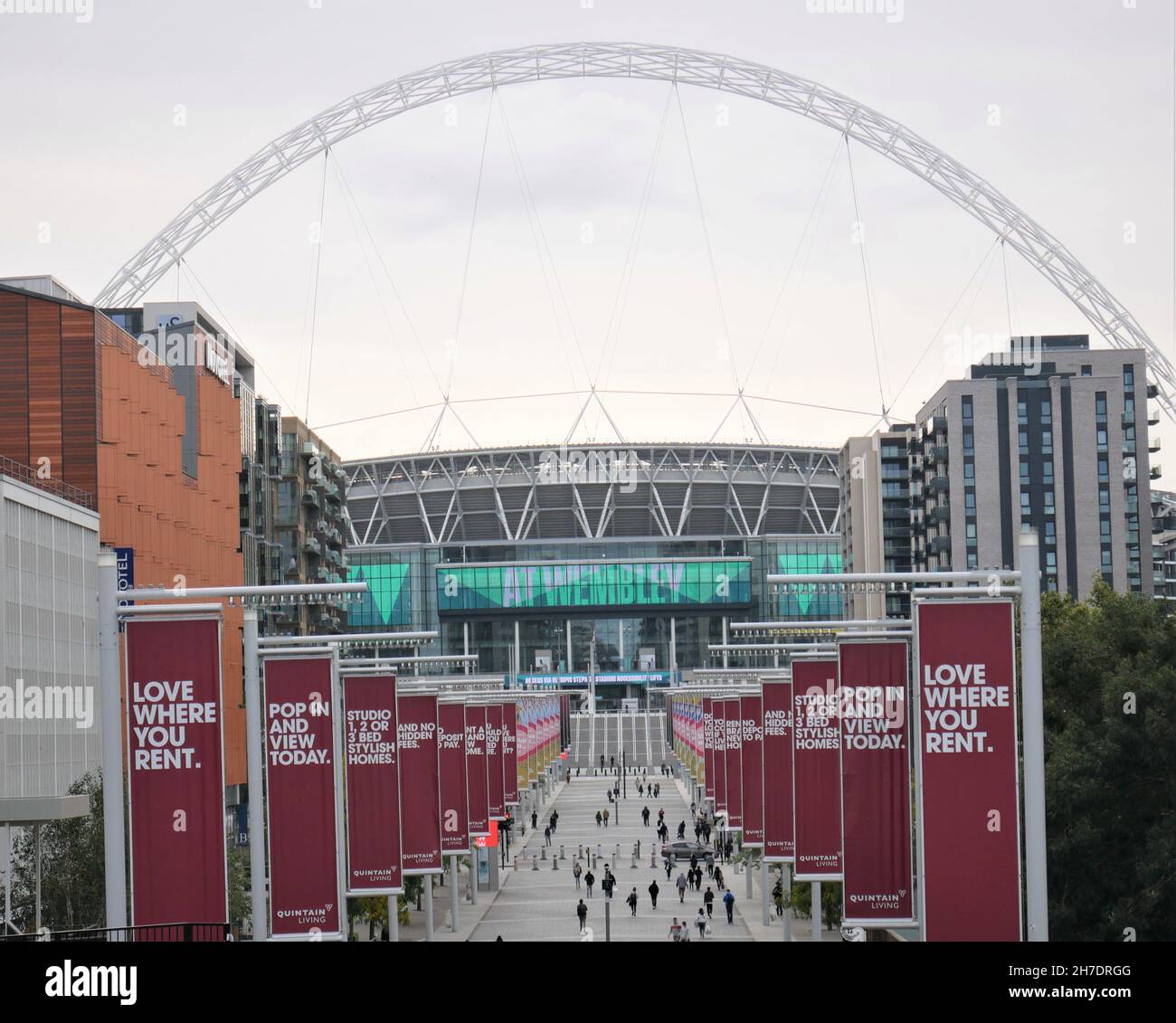 Blick auf den Wembley Arch und den Olympic Way von der Wembley Park Station Stockfoto