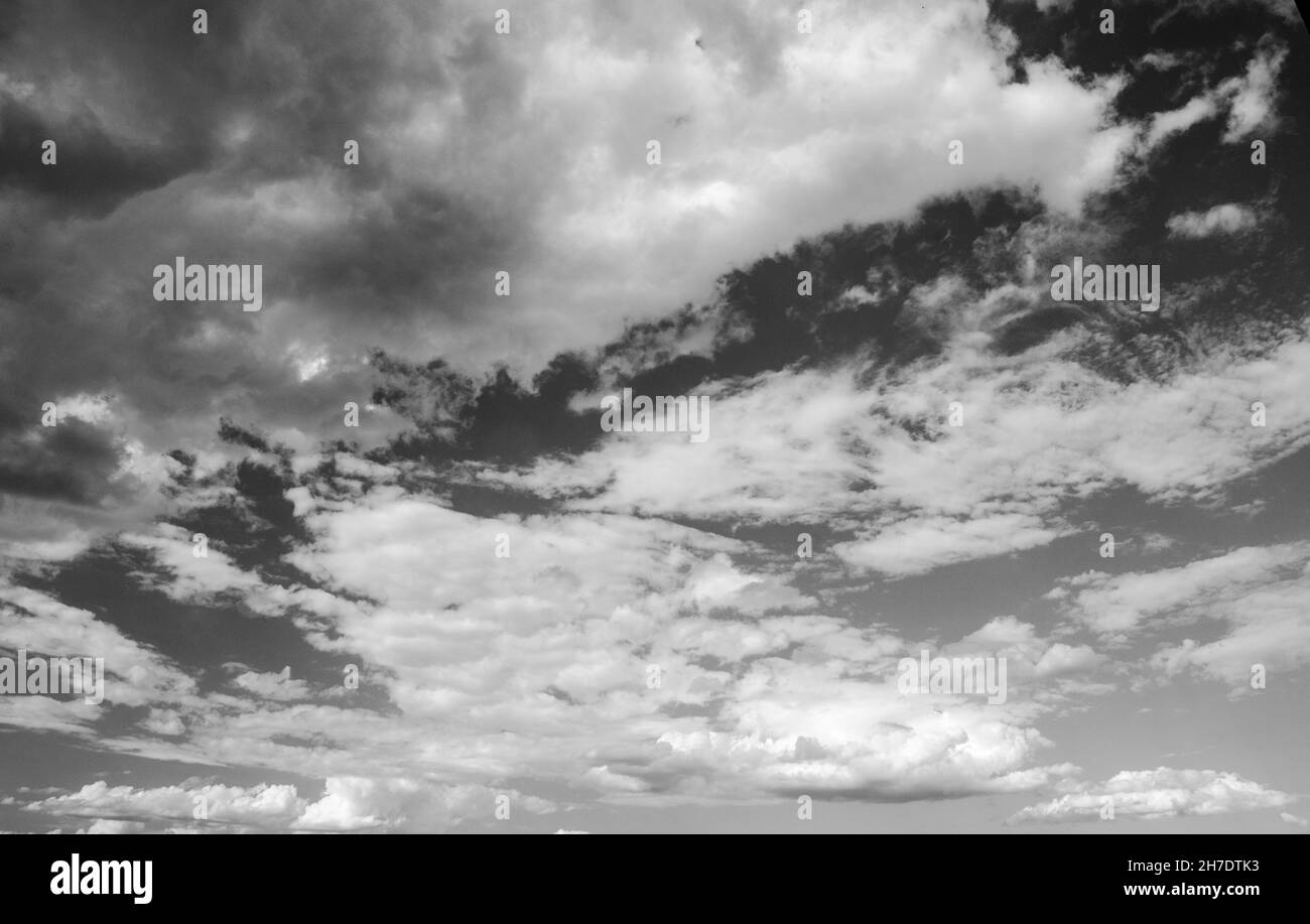 Schwarz-Weiß-Wolkenhimmel-Foto, hochauflösender natürlicher Hintergrund Stockfoto