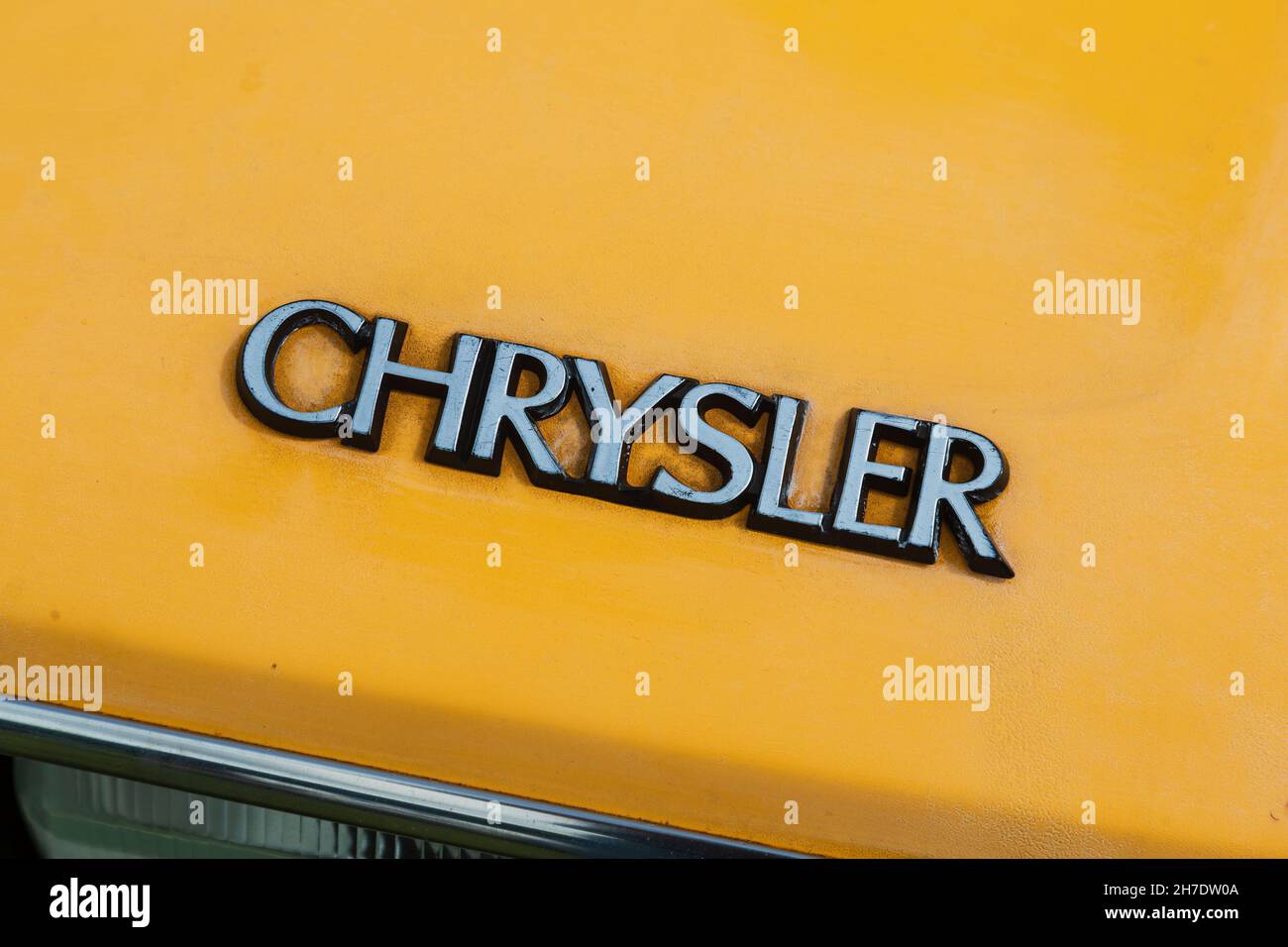 Typenschild auf der Motorhaube eines alten Chrysler-Autos Stockfoto