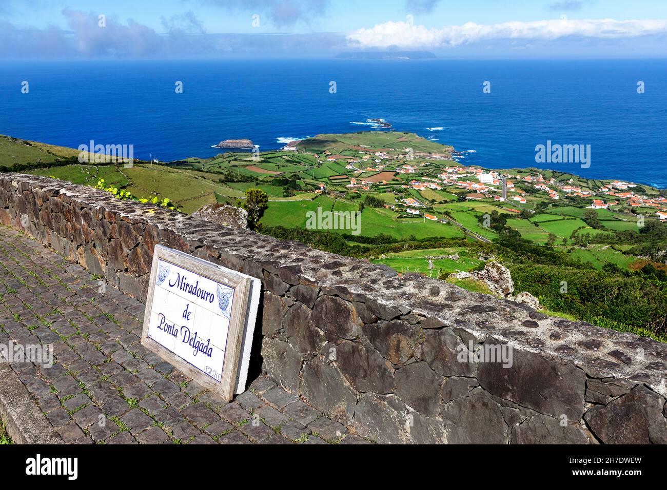 Bemaltes Keramikfliesen-Schild am Aussichtspunkt von Ponta Delgada, Miradouro do Ponta Delgada, mit der Insel Corvo im Hintergrund. Flores Island, Azoren Stockfoto