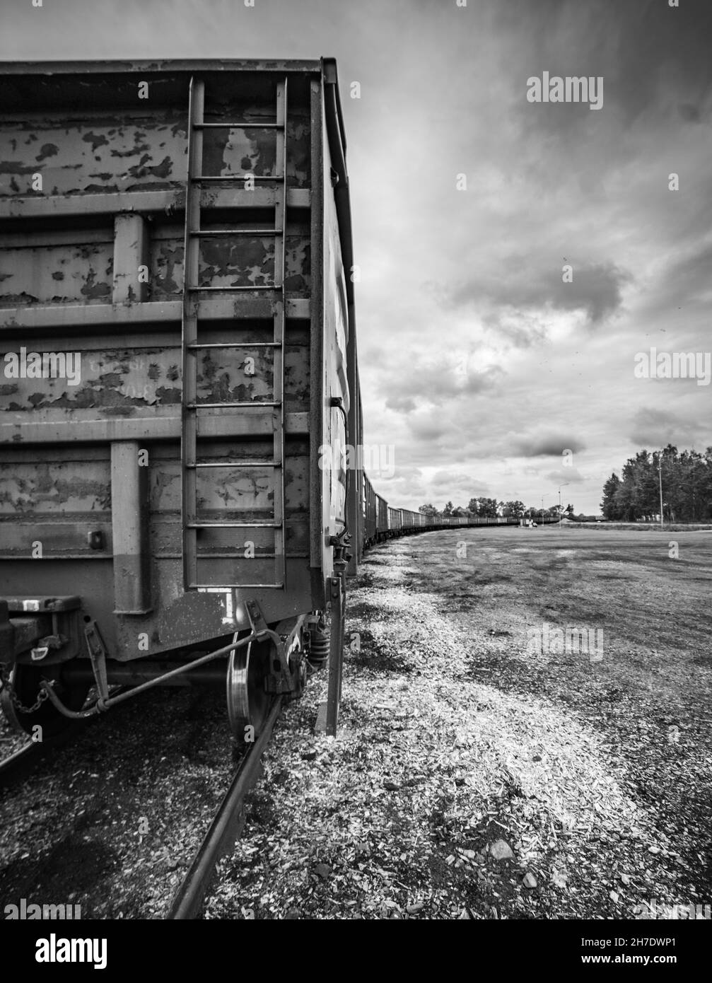 Eisenbahnzug aus schwarzen Tankwagen, die Rohöl auf den Schienen transportieren, mit instagram-Filter Stockfoto