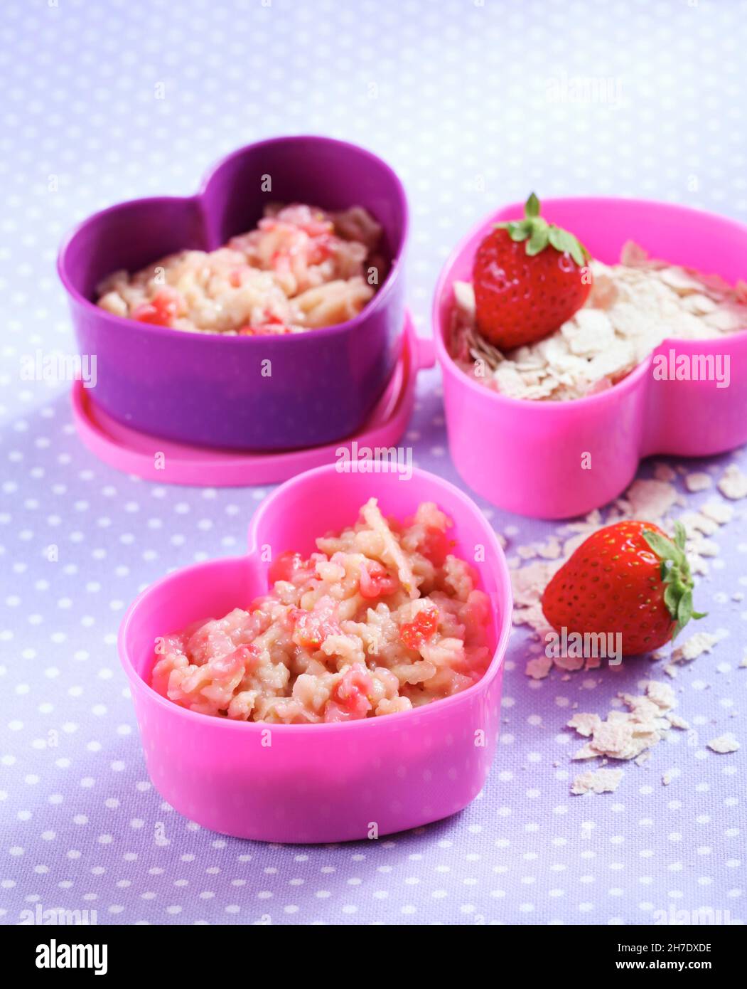 Babynahrung aus Hafer, Erdbeeren und Äpfeln Stockfoto