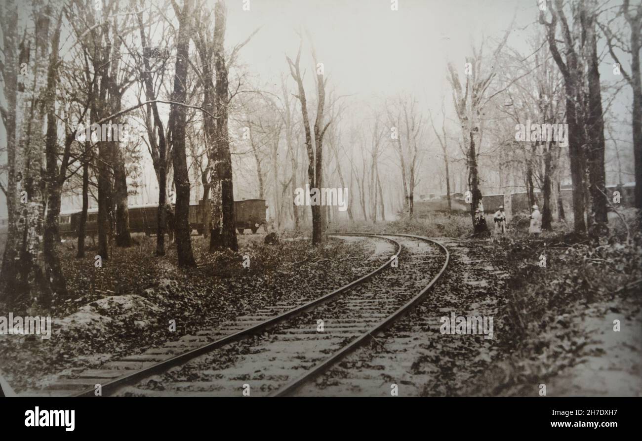 Der Zug der deutschen Delegation (links) und der Zug von Marschall Ferdinand Foch (rechts) im Wald von Compiègne (Forêt de Compiègne) An der Stelle, an der der Waffenstillstand vom 11. November 1918, der den Ersten Weltkrieg beendete, um 5:15 Uhr unterzeichnet wurde.Schwarz-Weiß-Vintage-Fotografie von einem unbekannten Fotografen aus dem November 1918, die im Waffenstillstandsmuseum auf dem Boden der Waffenstillstandsglade in ausgestellt wurde Der Wald von Compiègne (Forêt de Compiègne) in der Nähe von Compiègne in Frankreich. Stockfoto