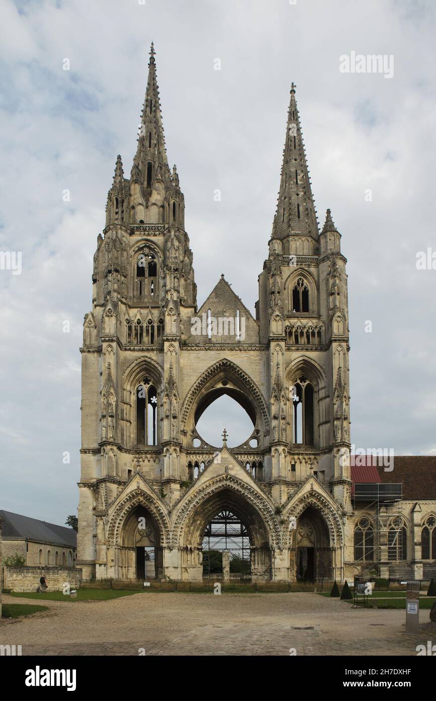 Die gotische Ruinenfassade der Abtei Saint-Jean-des-Vignes (Abbaye Saint-Jean-des-Vignes) in Soissons, Frankreich. Die Bauarbeiten an der Westfassade begannen im 12th. Jahrhundert, aber die Kirche wurde nie fertiggestellt. Stockfoto
