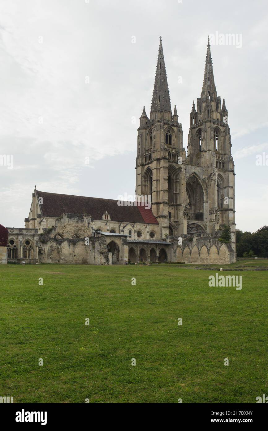 Ruinen der Abtei Saint-Jean-des-Vignes (Abbaye Saint-Jean-des-Vignes) in Soissons, Frankreich. Die Bauarbeiten begannen im 12th. Jahrhundert, aber die Abtei und die Kirche wurden nie abgeschlossen. Stockfoto