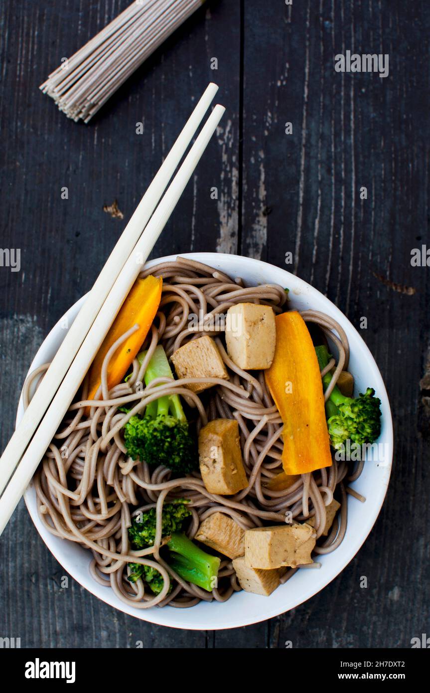 Yaki Soba (frittierte Soba-Nudeln, Tofu, Brokkoli und Karotten, Japan) Stockfoto