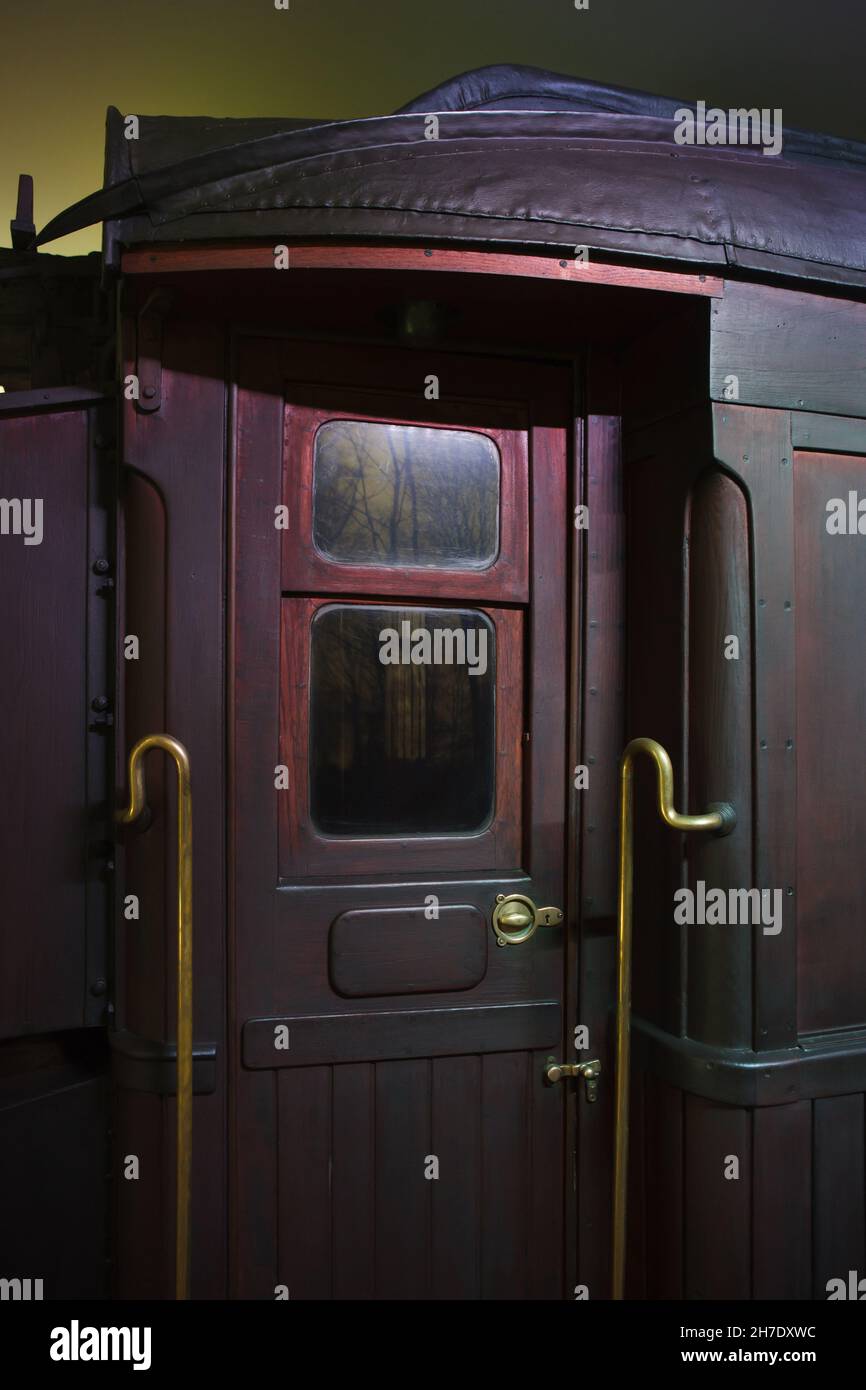 Detail der Nachbildung des Compiègne Wagon, wo der Waffenstillstand vom 11. November 1918, der den Ersten Weltkrieg beendete, unterzeichnet wurde, ist im Waffenstillstandsmuseum auf dem Boden der Waffenstillstandsglade im Wald von Compiègne (Forêt de Compiègne) in der Nähe von Compiègne in Frankreich ausgestellt. Das Original des Compiègne Wagon wurde im April 1945 während des Zweiten Weltkriegs in Brand gesteckt Stockfoto