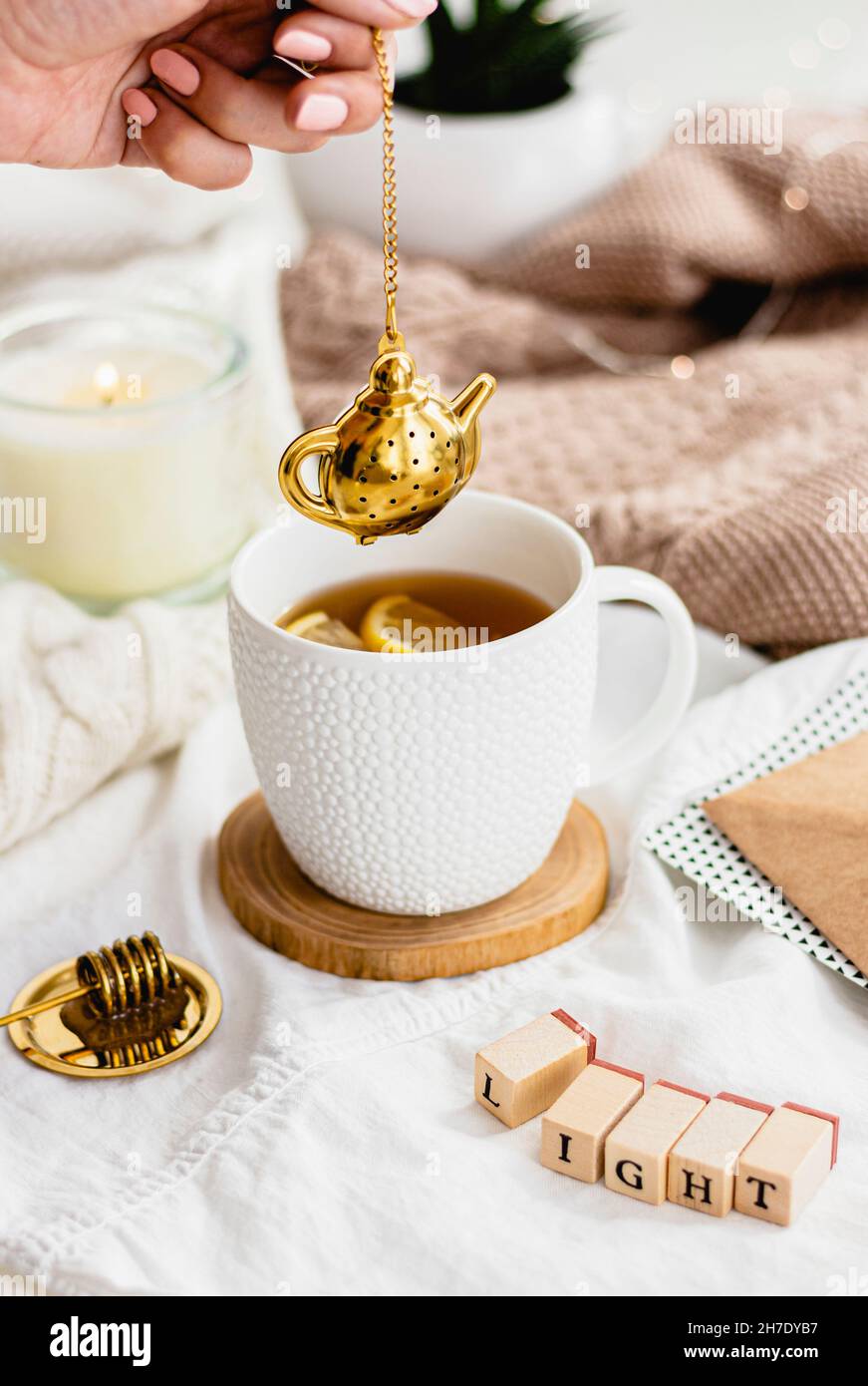 Tee mit einem goldenen Tee-Ei Stockfoto