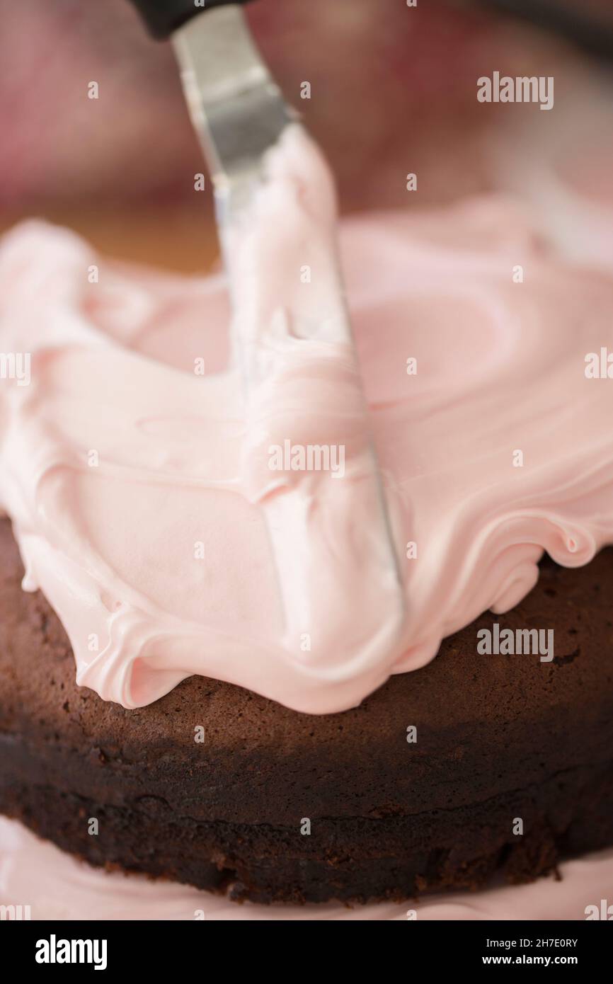 Dekorieren und Verzieren von Schokoladenkuchen Stockfoto