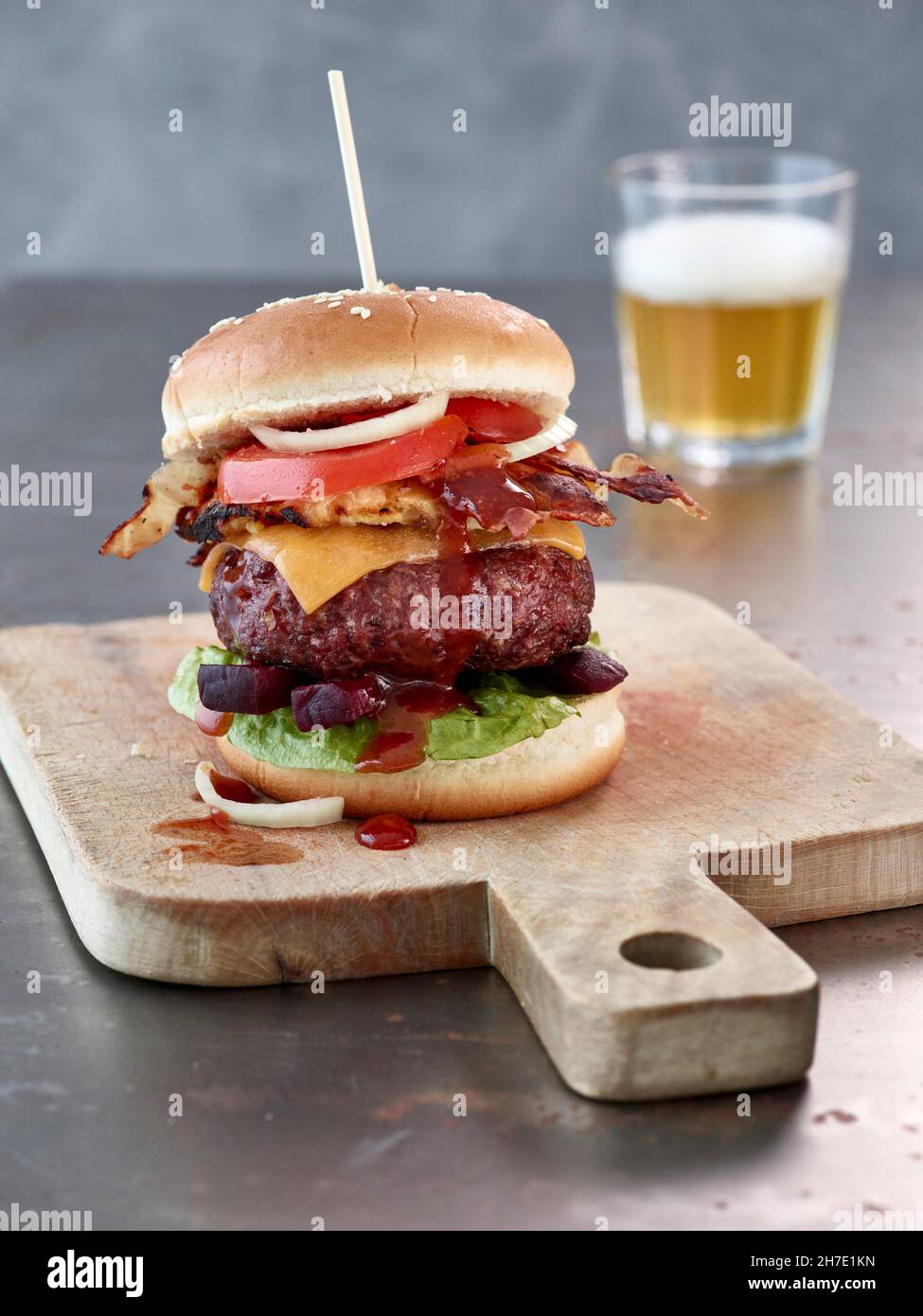 Ein Rinderburger mit Cheddar, Speck und BBQ-Sauce Stockfoto