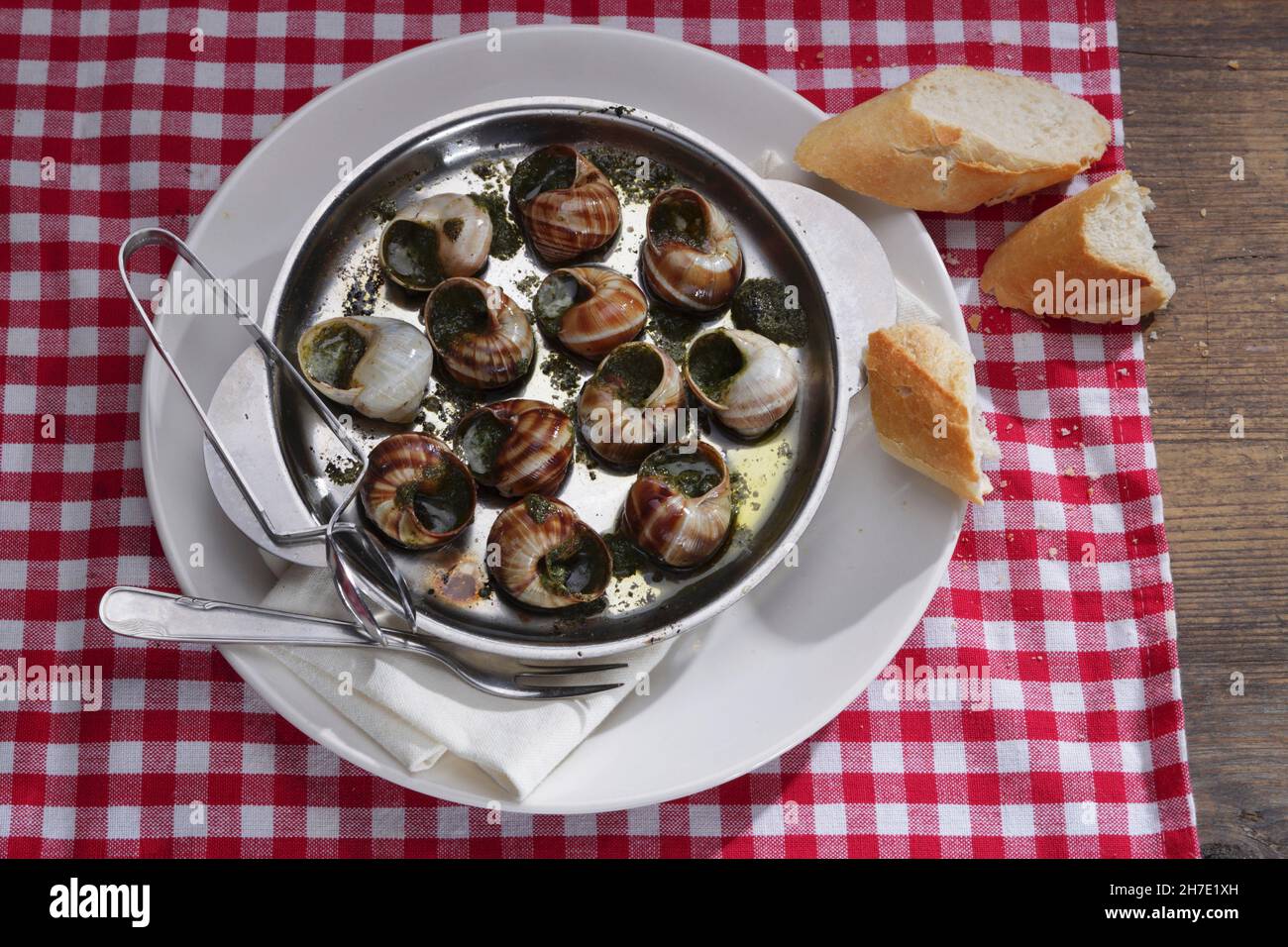 Weinbergschnecken mit Kräuterbutter und Baguette Stockfotografie - Alamy