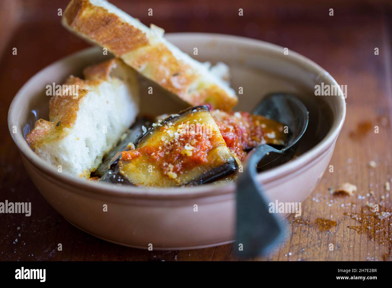 Eine Aubergine backen mit Brot in einer Schüssel Stockfoto