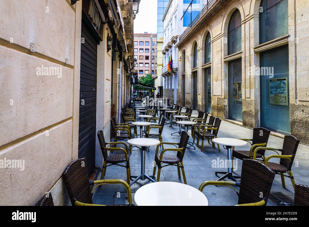 Stühle und Tische vor einer Terrasse mit Straßencafés Stockfoto