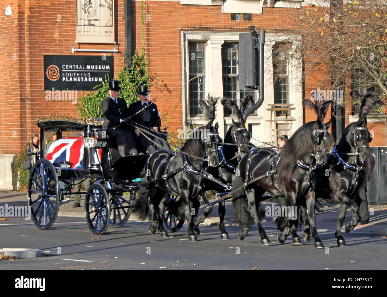 Sir David Amess MP Memorial Bestattungswagen, der seinen Sarg nach dem Trauergottesdienst in einem Gewerkschaftsjacken durch Southend City trug. Stockfoto