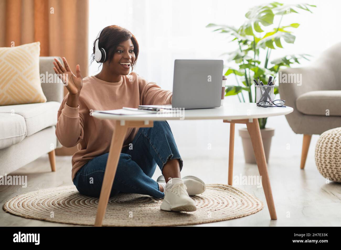 Black Woman Video Calling Winken Hallo Zu Laptop Zu Hause Stockfoto