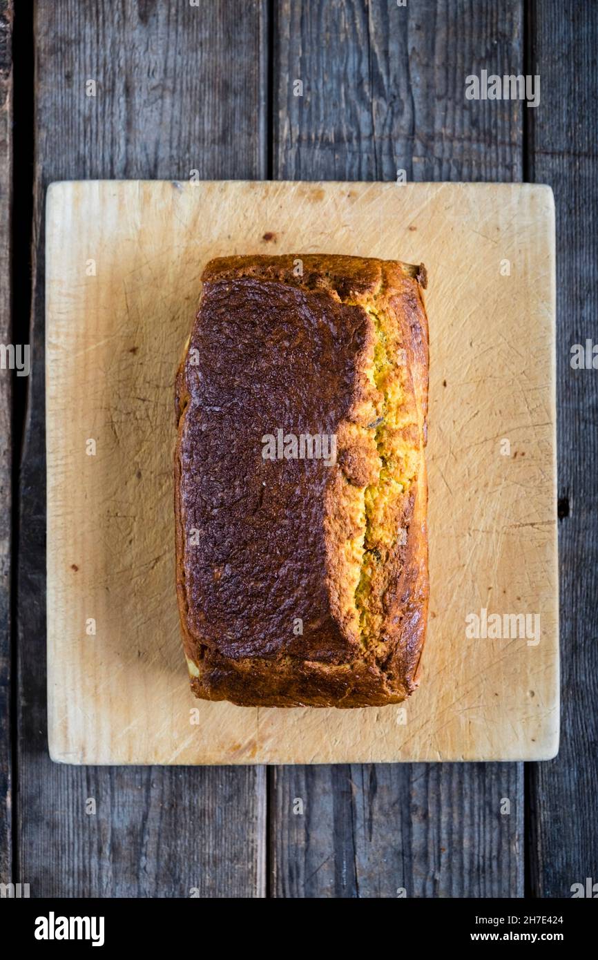Weizenfreies, glutenfreies Brot aus Grammehl und gemischten Samen Stockfoto
