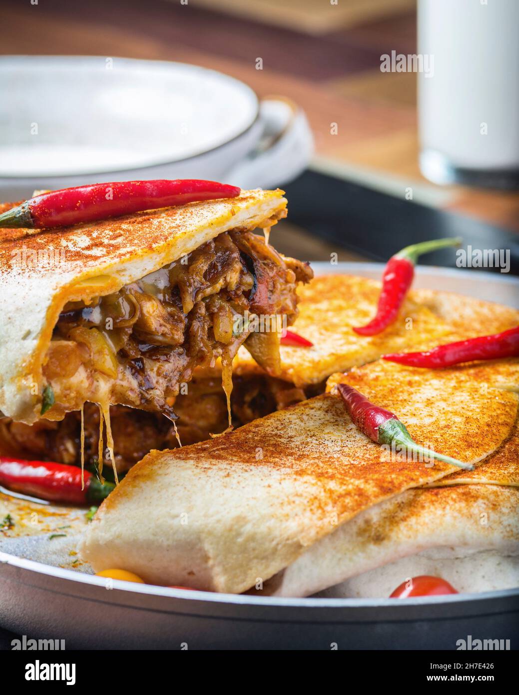Mexikanische Fajitas mit gegrilltem Rindfleisch und roten Chilischoten Stockfoto