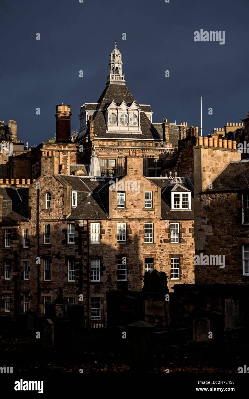 Blick auf die Candlemaker Row und die Central Library bei dramatischer Morgensonne in der Altstadt von Edinburgh. Stockfoto