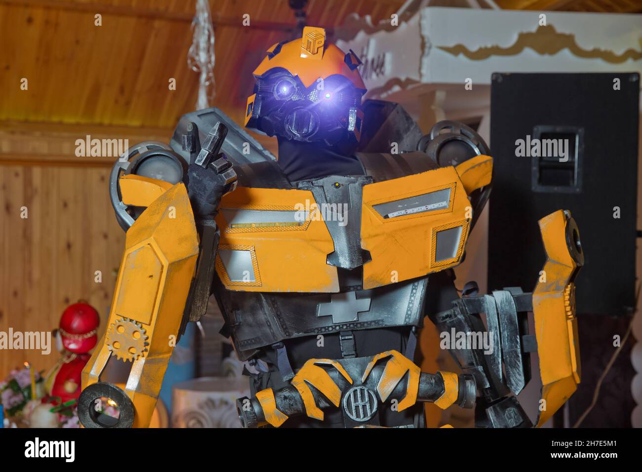 Aserbaidschan Baku .26.11.2020 . Die Replik des Bumblebee-Roboters aus Eisen Teil eines Auto-Display auf Thung Bua Chom schwimmenden Markt.Gelber Roboter Tran Stockfoto