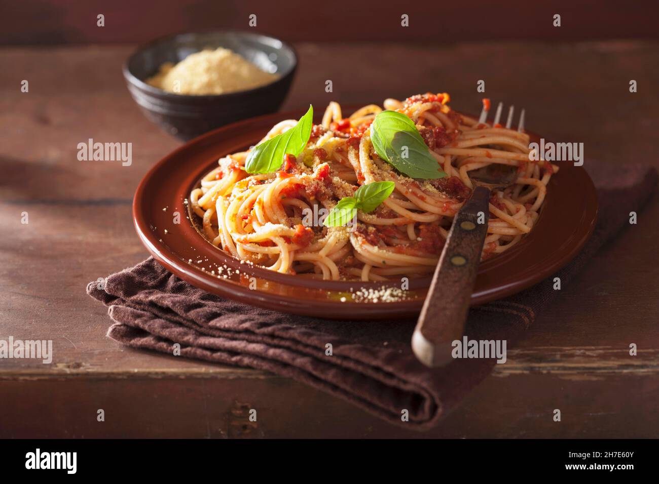 Spaghetti mit roher Tomatensauce und veganer Cashewnuss-Aufstrich Stockfoto
