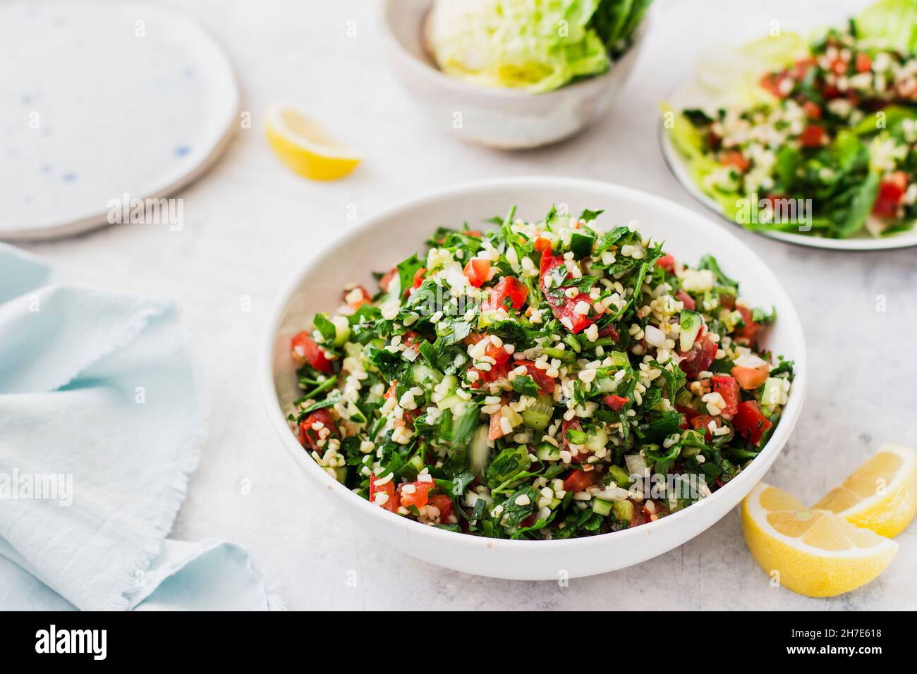 Tabbouleh-Salat auf Romain-Salat Stockfoto