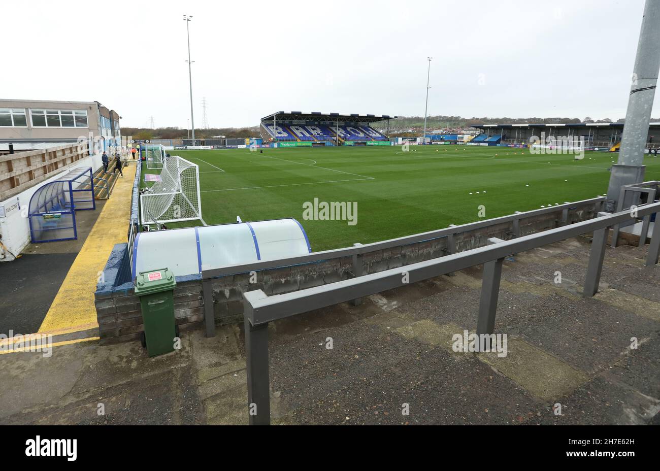 Gesamtansicht der Holker Street auch bekannt als das Dunes Hotel Stadium während des EFL League Two Spiels zwischen Barrow und Crawley Town. Bild von James Boardman Stockfoto