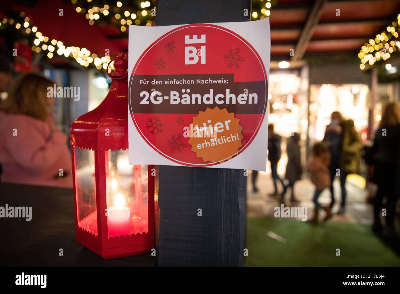 Bielefeld, Deutschland. 22nd. November 2021. Ansicht einer  Informationstafel für Weihnachtsmarktbesucher. Für den Weihnachtsmarkt gilt  eine Verpflichtung von 2G. Auf dem Bielefelder Christkindlmarkt werden  daher Armbänder eingesetzt, die den Besucher ...