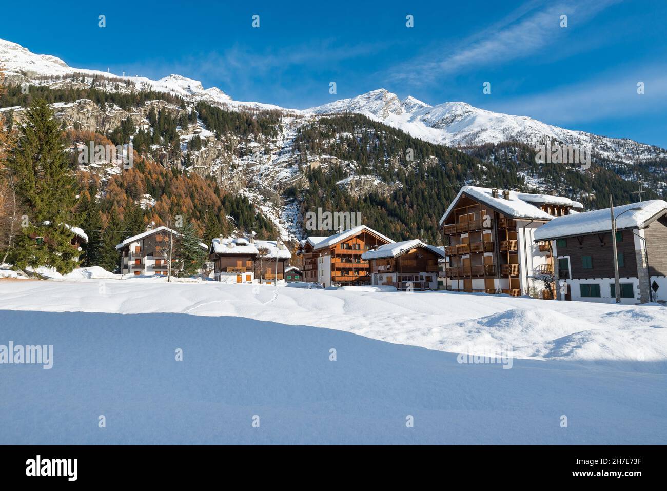 Alpendorf im Winter. Macugnaga, Italien, wichtiges Skigebiet Stockfoto