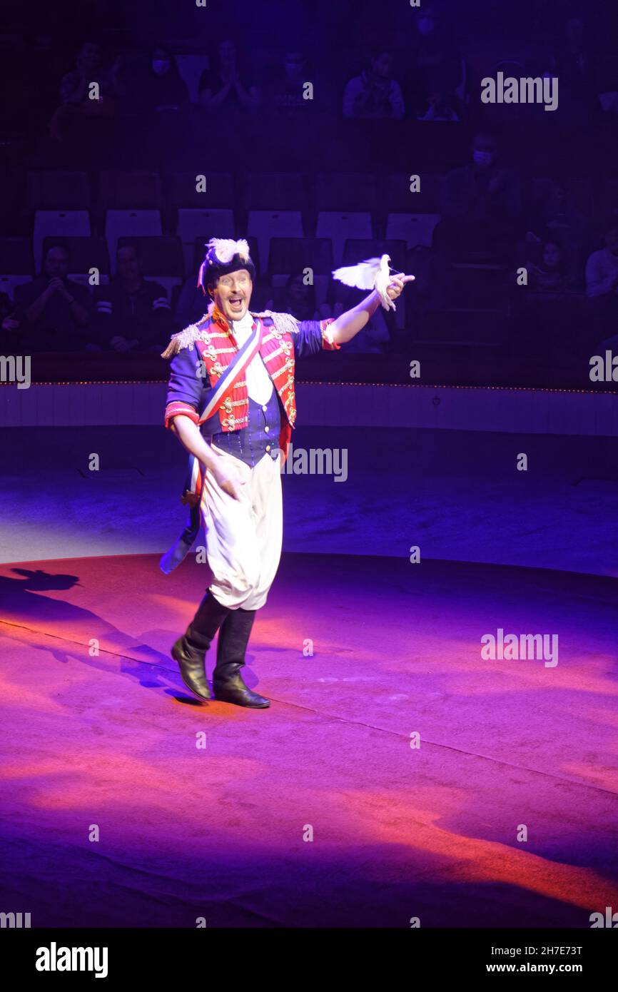 Paris, Frankreich. 20th. November 2021. Sergi Buka, Meister der chinesischen Schattenkunst, tritt während der Show „Dingue“ des Cirque Bouglione im Cirque d'Hiver auf. Stockfoto