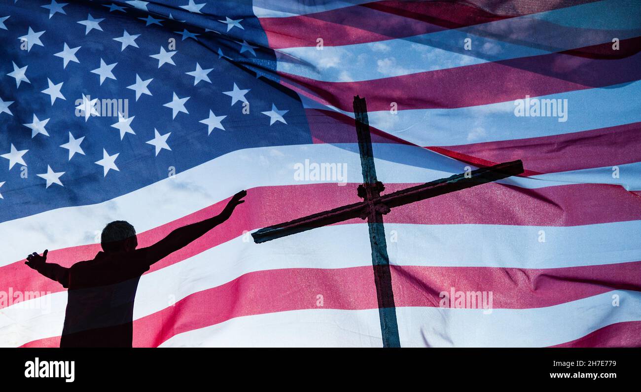 Mann mit ausgestreckten Armen unter dem Kreuz und der Flagge von Stars and Stripes als Hintergrund. Religiöses Recht, Religion, Politik, USA, Amerika... Konzept Stockfoto