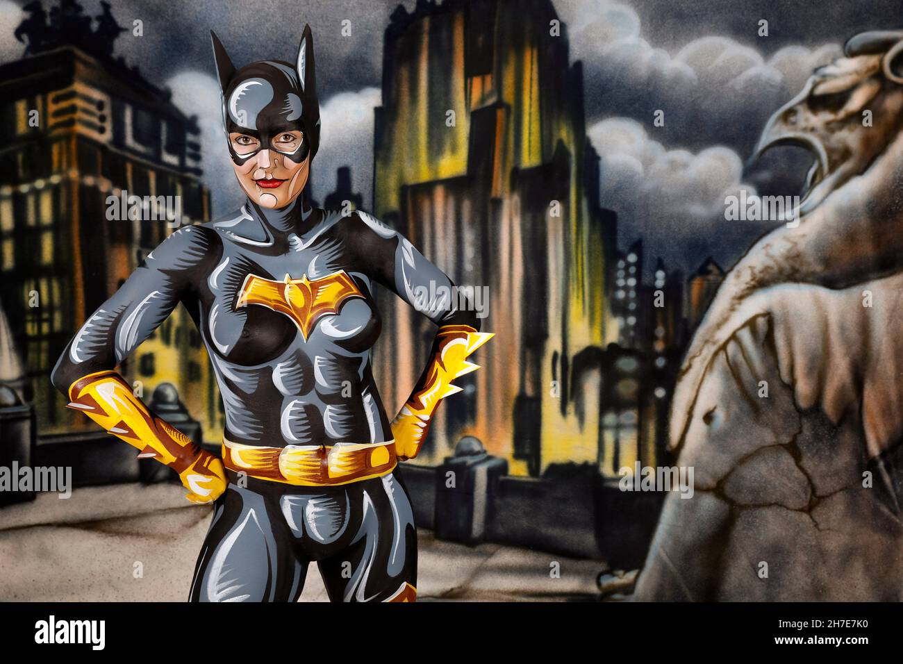 Aus dem Coloured Bodies Calendar 2022 - Geek Art-Bodypainting und Transformaking: Batgirl Comic Fotoshooting mit Janina im Duesterwald Studio in Hamelin. Ein Projekt der Fotografin Tschiponnique Skupin und des Bodypainters Enrico Lein. Stockfoto