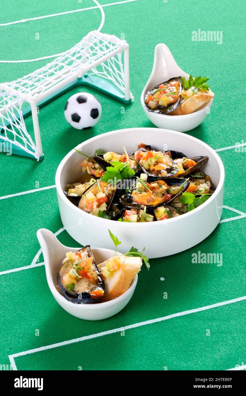 Muscheln mit sautiertem Gemüse für einen Fußballabend Stockfoto
