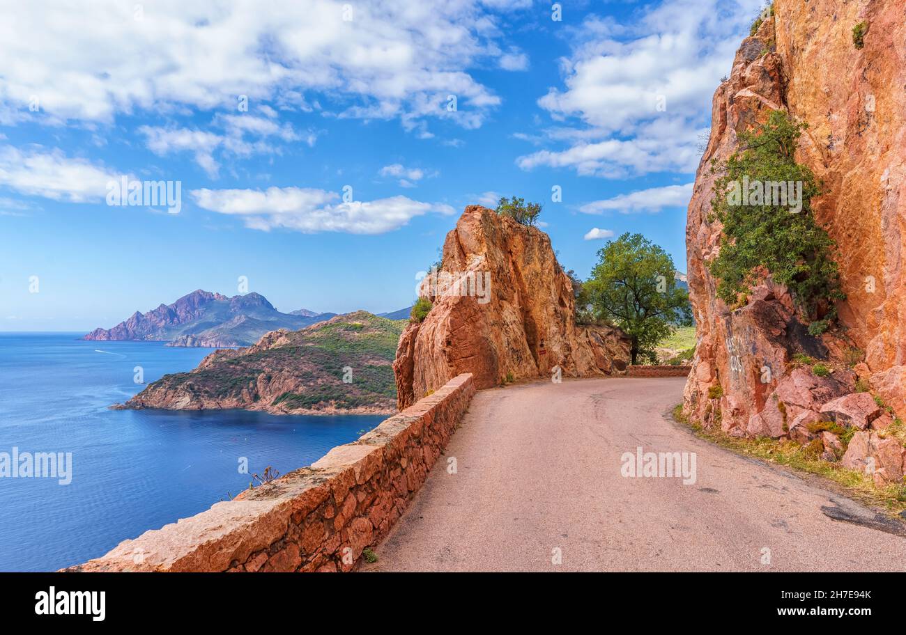 Landschaft mit Bergstraße in Calanques de Piana, Insel Korsika, Frankreich Stockfoto