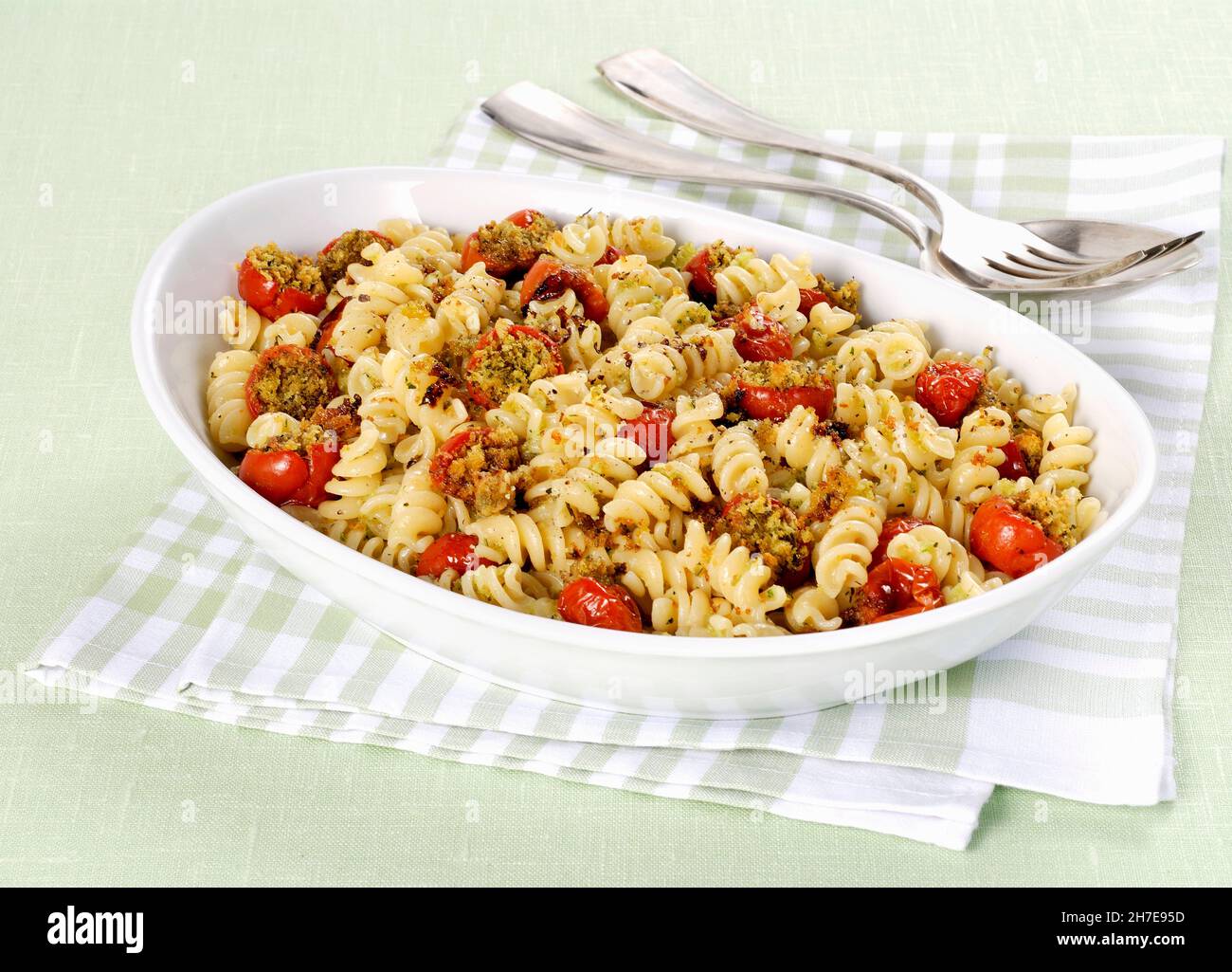 Fusilli mit gratinierten Kirschtomaten Stockfoto