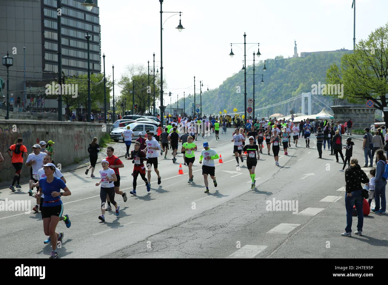 BUDAPEST, UNGARN - APRIL 9 2017: Nicht identifizierte Marathonläufer nehmen am 32nd Telekom Vivicitta Spring Half Budapest International Marathon in s Teil Stockfoto