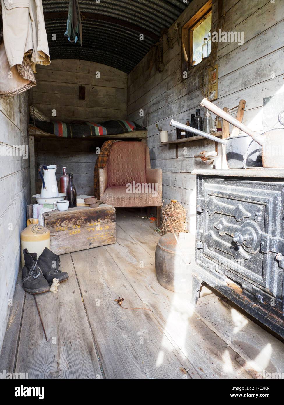 Innenraum einer alten Schäferhütte, Großbritannien Stockfoto