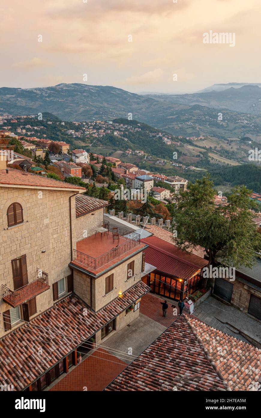Panoramablick vom historischen Stadtzentrum von San Marino auf die Apennin-Bergkette bei Sonnenaufgang Stockfoto