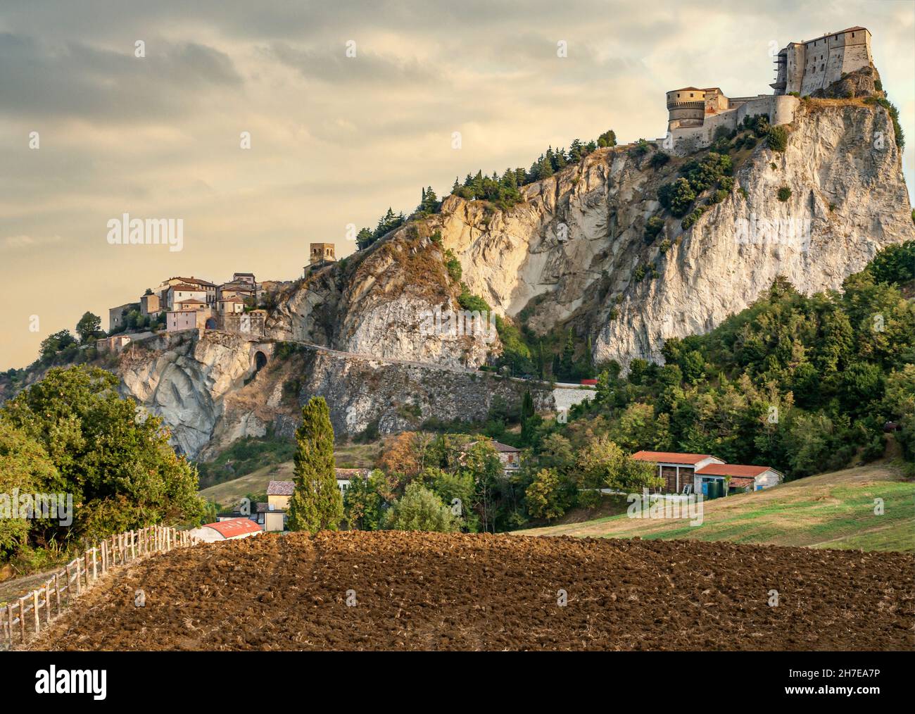 Fernsicht auf die Festung (Rocca) von San Leo, Emilia-Romagna, Italien Stockfoto