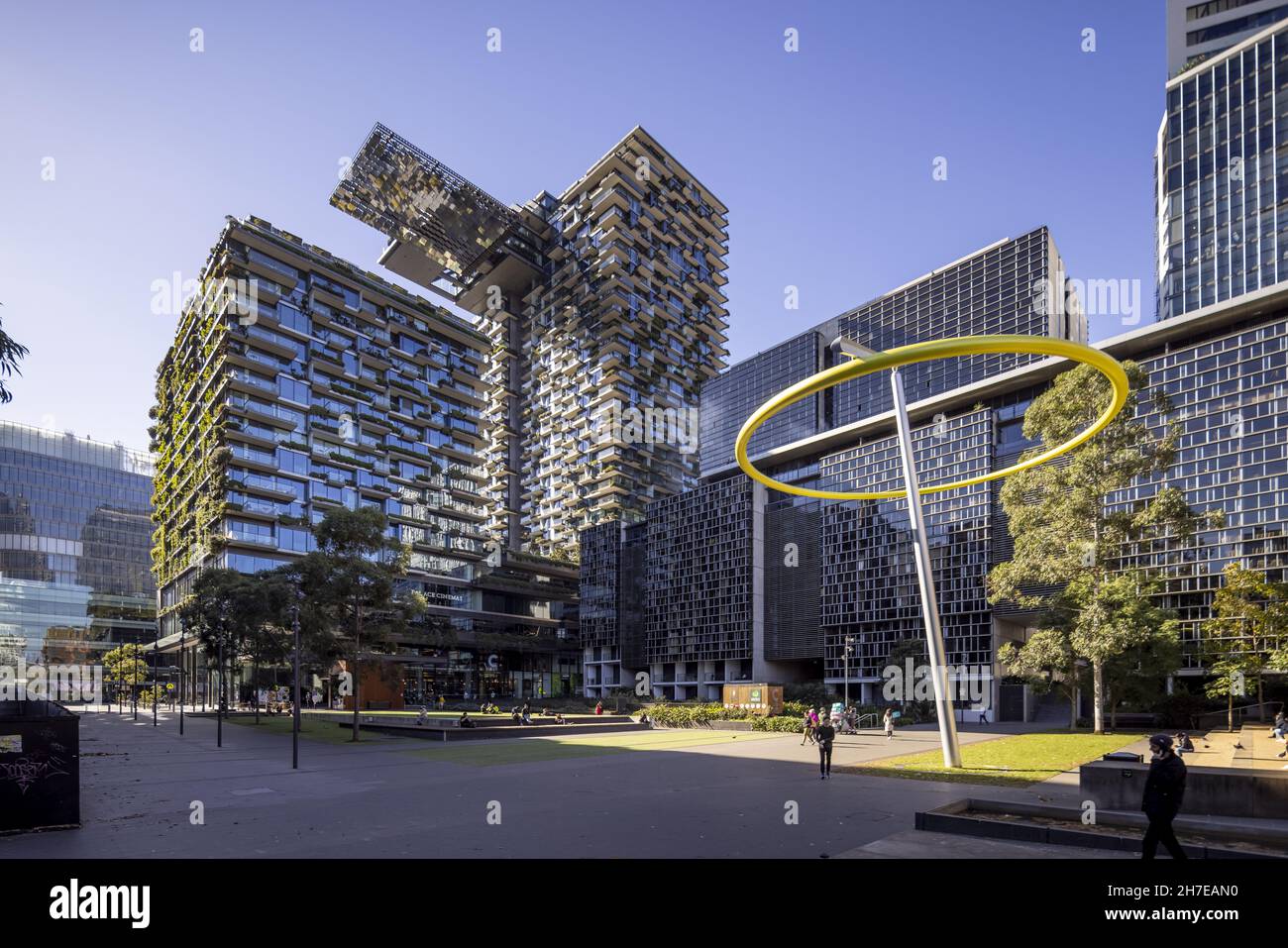 SYDN, AUSTRALIEN - 30. Sep 2021: Die vertikalen Gärten auf der Front des Central Park Mall Apartment- und Shopping-Komplexes in Sydney, Australien Stockfoto