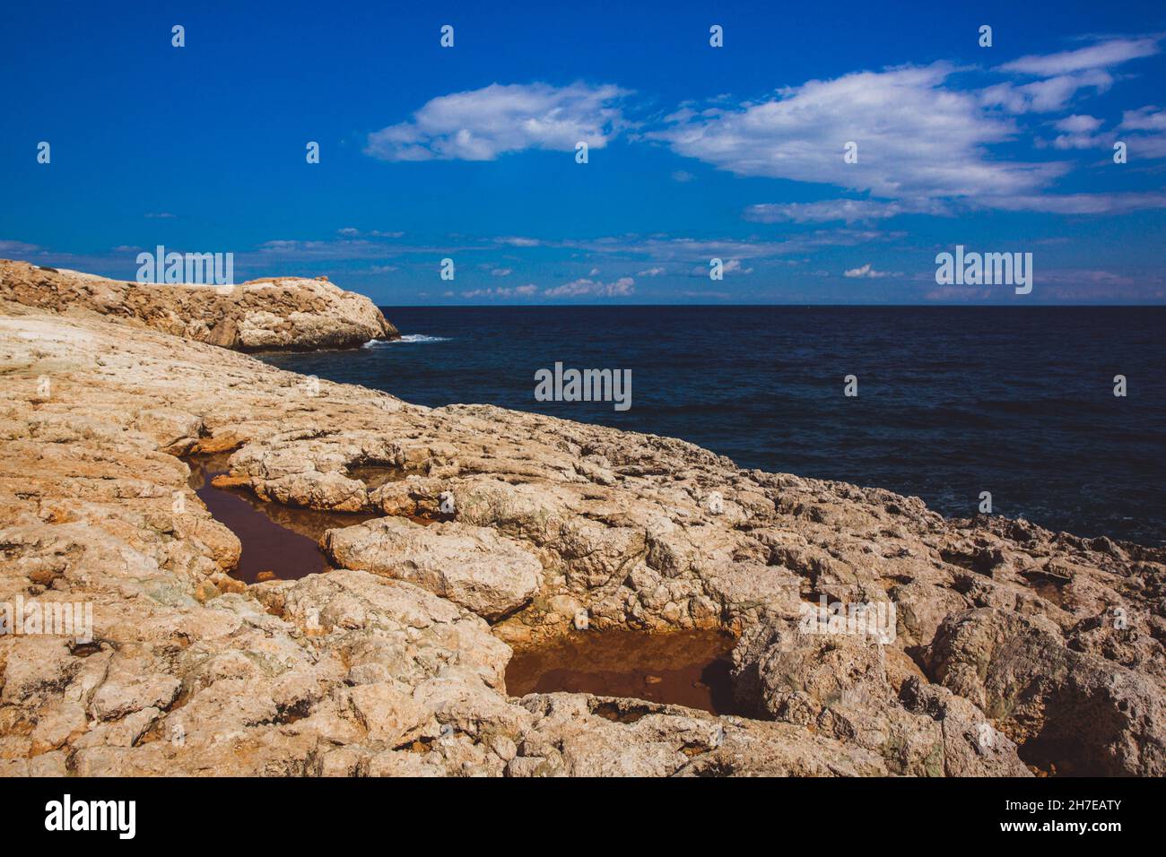 Wunderschöne Küste auf Zypern. Blick auf eine Küste in KaVo Greko nenar Aiya Napa, Zypern. Cape Greco National Forest Park Stockfoto