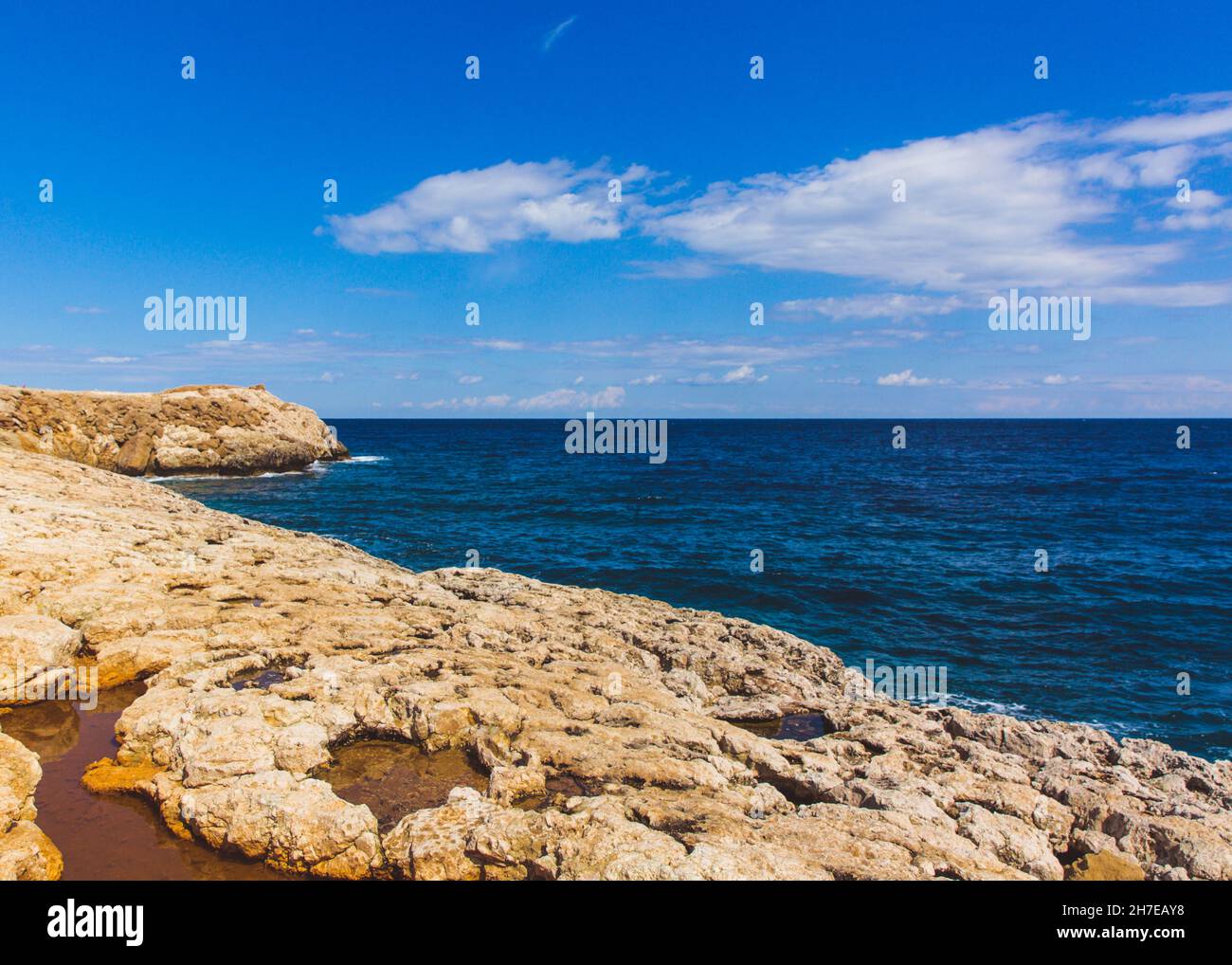 Wunderschöne Küste auf Zypern. Blick auf eine Küste in KaVo Greko nenar Aiya Napa, Zypern. Cape Greco National Forest Park Stockfoto