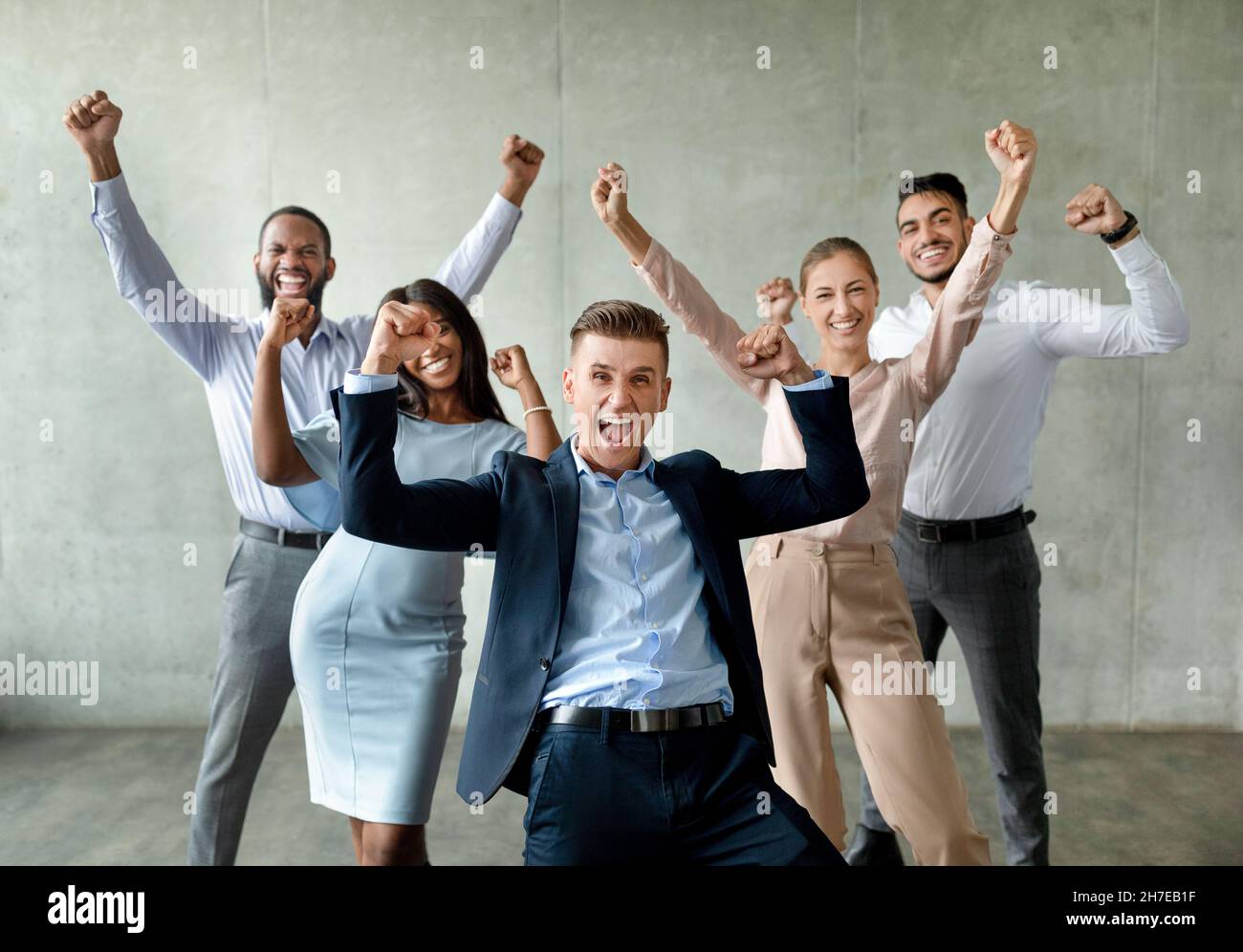 Gruppe Von Multiethnischen Geschäftsleuten, Die Mit Erhobenen Fäusten Erfolge Feiern Stockfoto