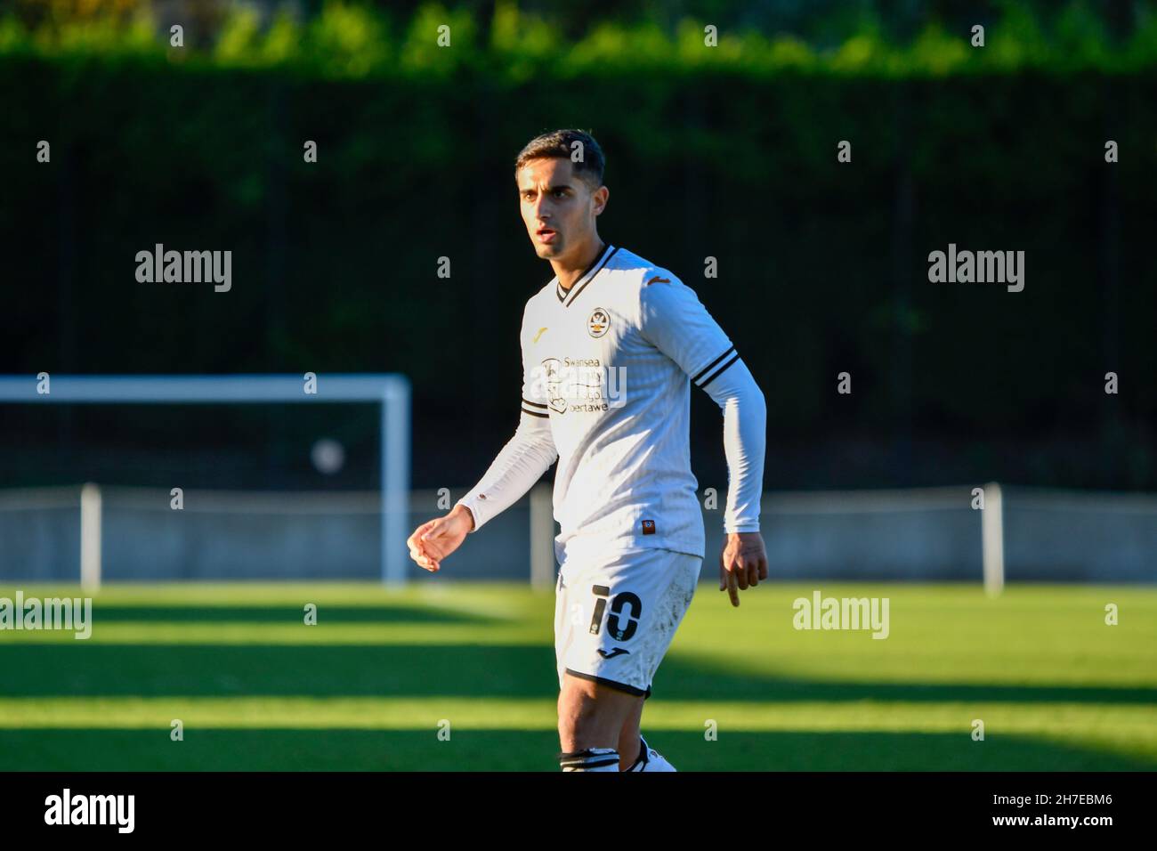 Swansea, Wales. 22. November 2021. Yan Dhanda von Swansea City unter 23s Jahren während des Spiels der Professional Development League zwischen Swansea City unter 23s und Charlton Athletic unter 23s Jahren an der Swansea City Academy in Swansea, Wales, Großbritannien am 22. November 2021. Quelle: Duncan Thomas/Majestic Media. Kredit: Majestic Media Ltd/Alamy Live Nachrichten Stockfoto