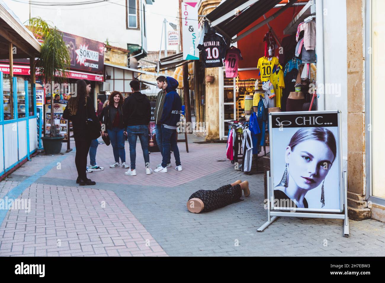 Nord-Nikosia, Türkische Republik Nordzypern - 27. Februar 2019: Blick auf lokalen Markt und kleine Geschäfte in Nord-Nikosia Stockfoto