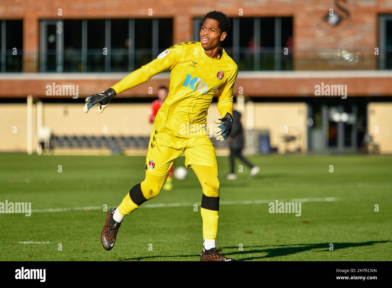 Swansea, Wales. 22. November 2021. Nathan Harvey von Charlton Athletic unter 23s Jahren während des Spiels der Professional Development League zwischen Swansea City unter 23s und Charlton Athletic unter 23s Jahren an der Swansea City Academy in Swansea, Wales, Großbritannien am 22. November 2021. Quelle: Duncan Thomas/Majestic Media. Kredit: Majestic Media Ltd/Alamy Live Nachrichten Stockfoto