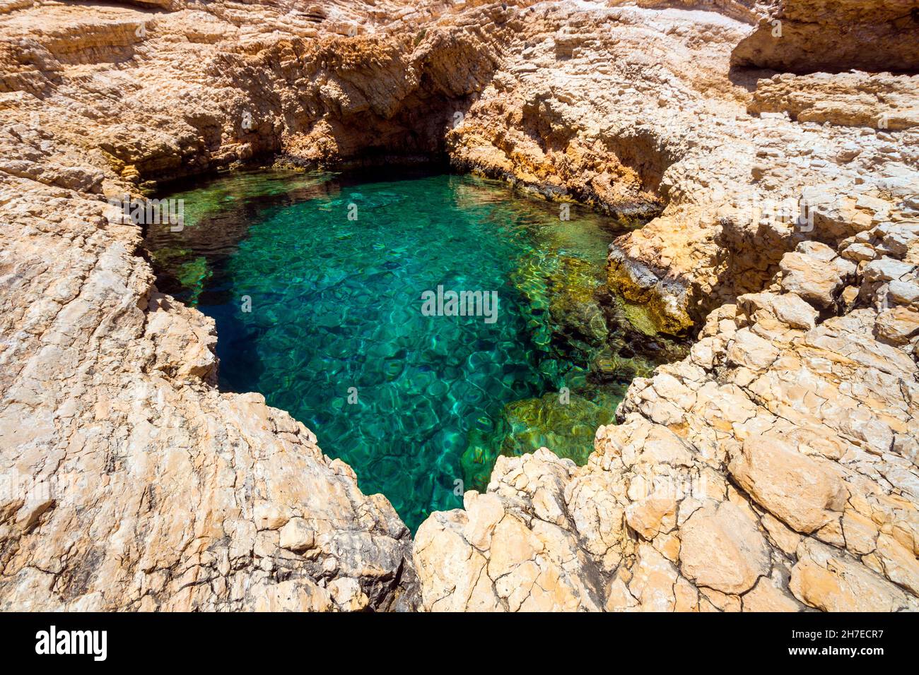 Devil's Eye (Mati tou Diavolou) ein berühmter natürlicher herzförmiger See auf der Insel Koufonisi, Griechenland. Es ist durch einen Tunnel mit dem nahe gelegenen Meer verbunden. Stockfoto