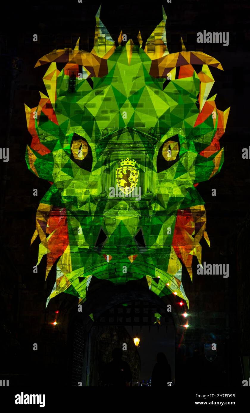 Projiziertes Bild eines Drachens über dem Portcullis-Tor bei Nacht, Castle of Light Event, Edinburgh Castle, Schottland, Großbritannien Stockfoto