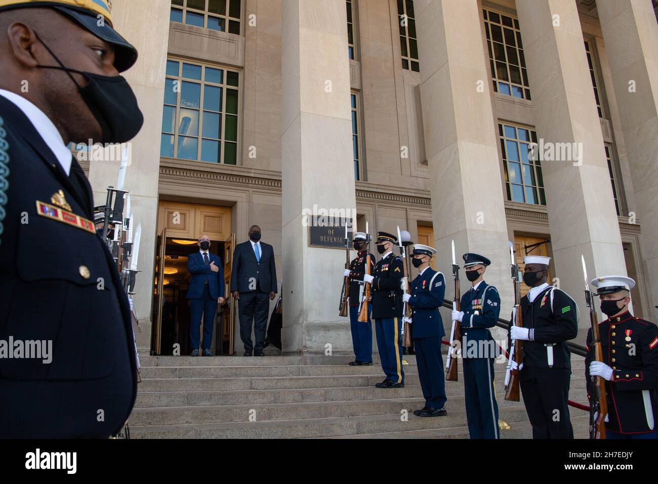 Arlington, Vereinigte Staaten von Amerika. 18. November 2021. US-Verteidigungsminister Lloyd J. Austin III, rechts, veranstaltet am 18. November 2021 in Arlington, Virginia, eine Zeremonie zur Ankunft des ukrainischen Verteidigungsministers Oleksii Rezniko im Pentagon. Kredit: SSGT. Jack Sanders/DOD/Alamy Live News Stockfoto