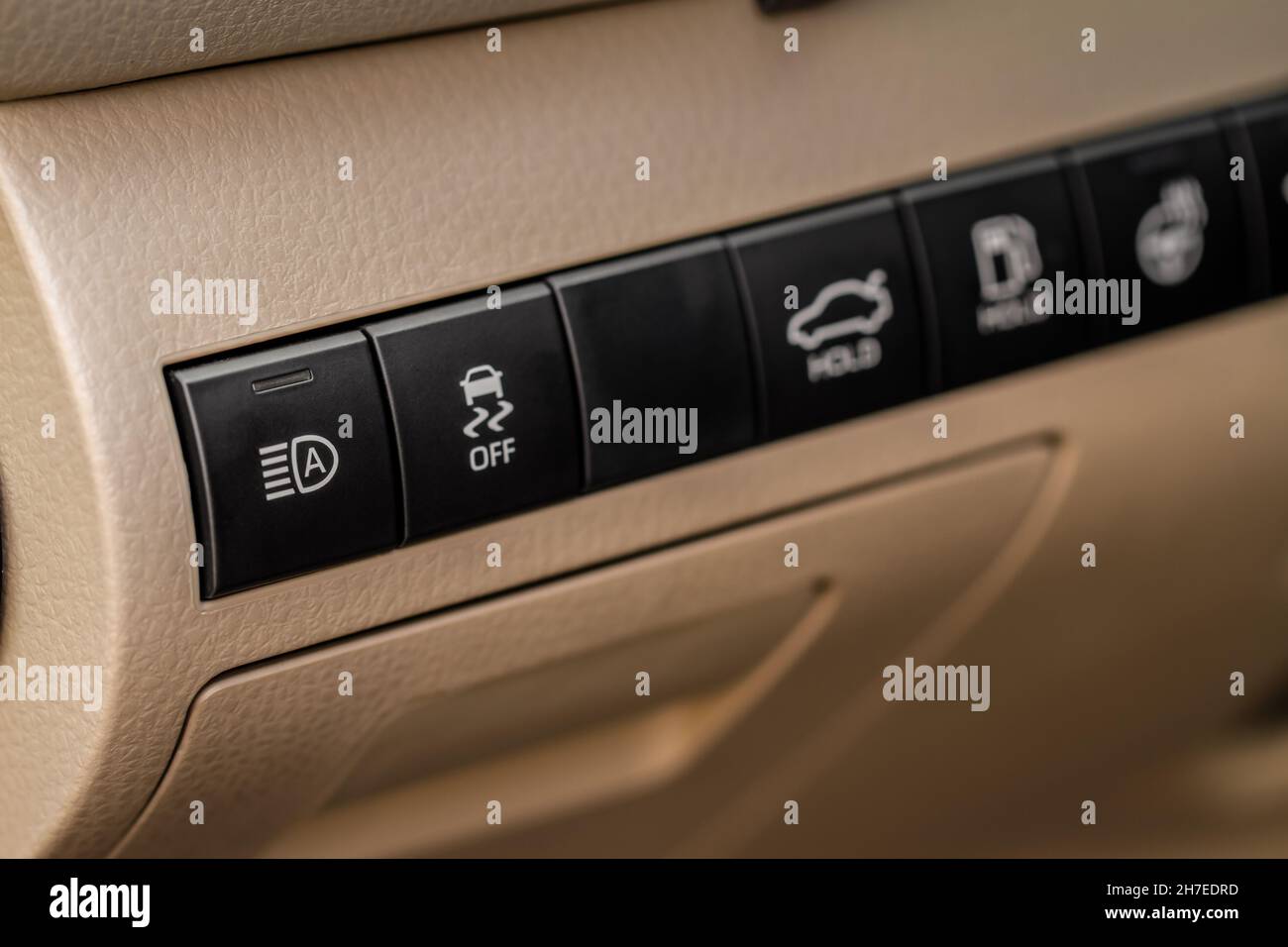 Handbedienung ESP (Electronic Stability Program) Steuerung Nahaufnahme. Interieur Detail eines modernen Autos. ESP-Taste. Stockfoto