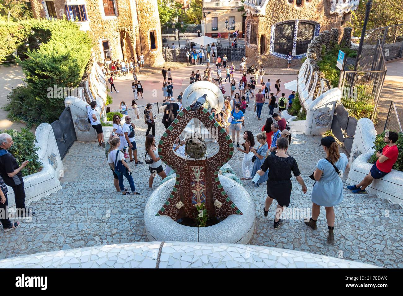 Barcelona, Spanien - 21. September 2021: Die berühmte Treppe des Parc Güell mit vielen Touristen. Entworfen vom Architekten Gaudi in der Stadt Barcelon Stockfoto